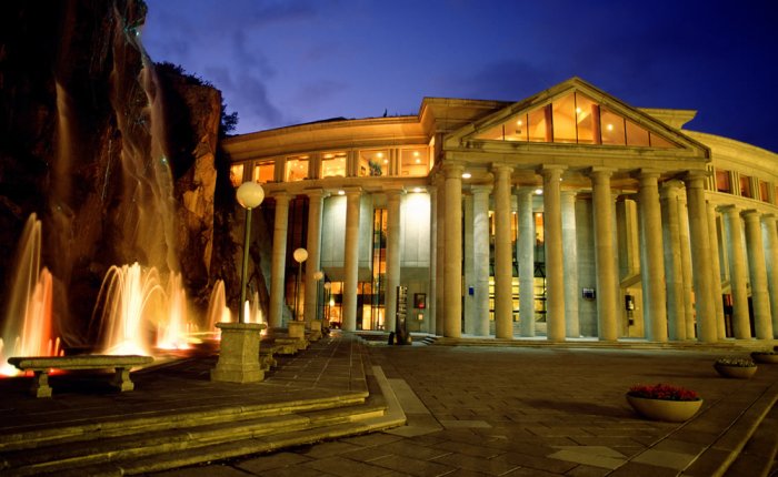 Palacio de la Ópera Comar, Exteriores