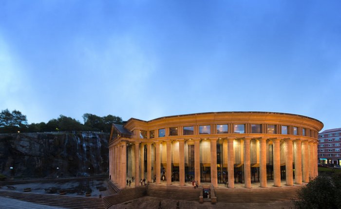 Palacio de la Ópera Comar, Exteriores